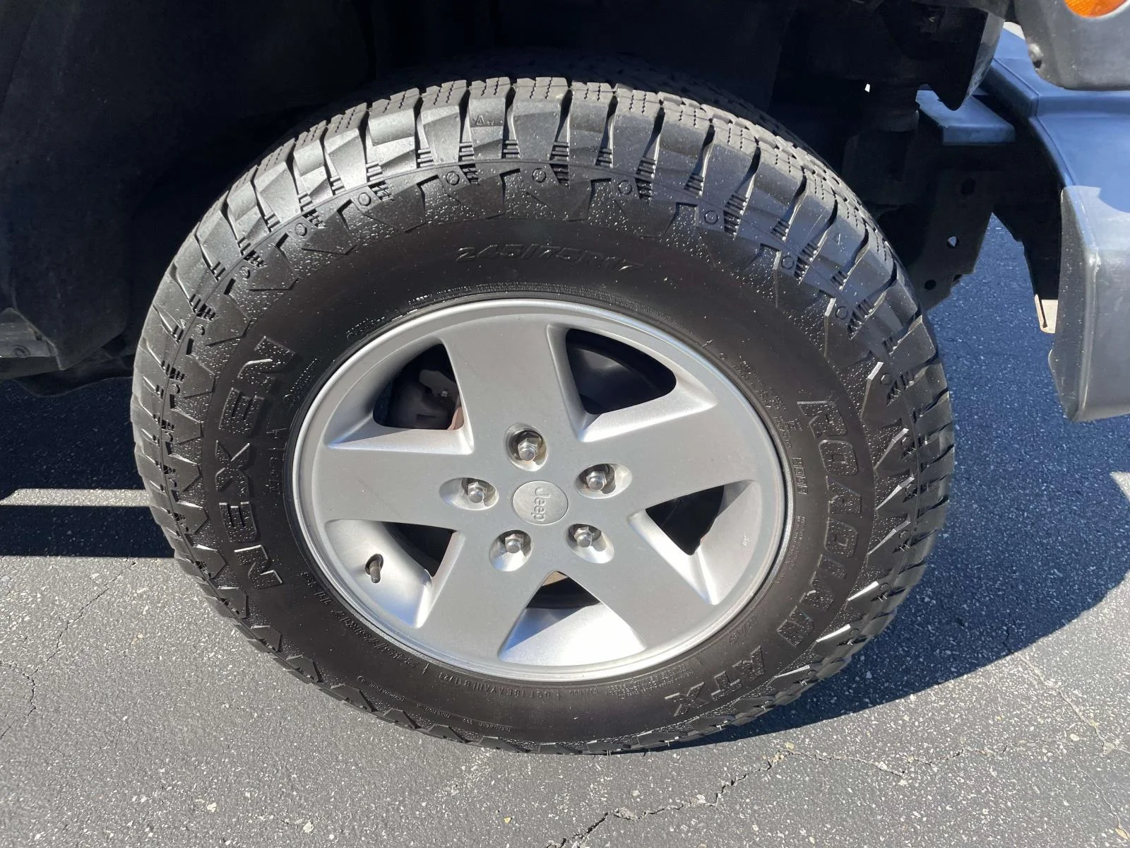 Used 2011 Green Jeep Sport image 9