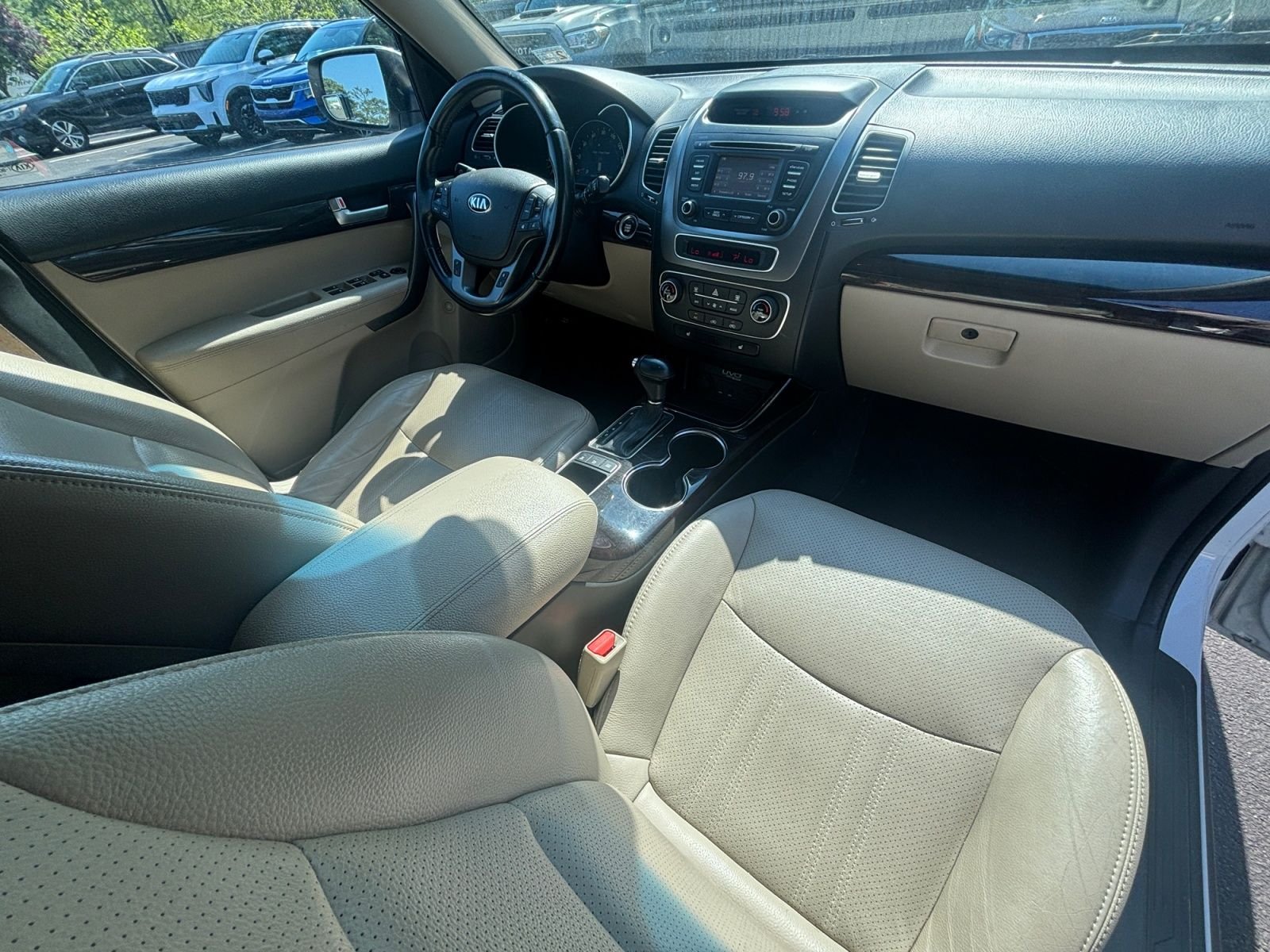 Used 2015 White Kia EX image 17