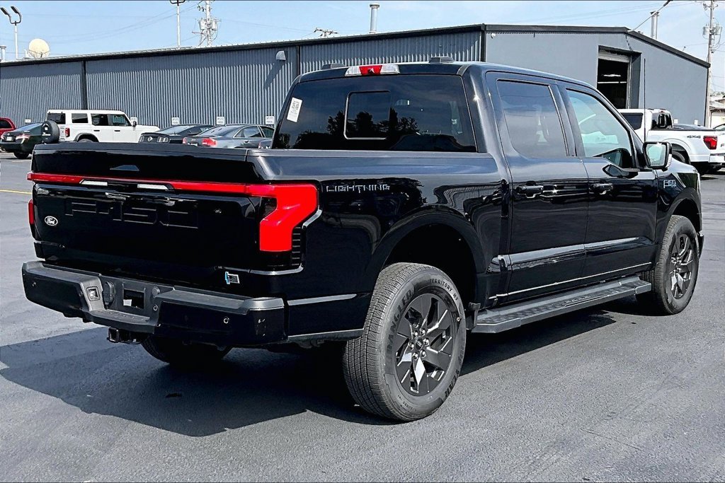 Used 2025 Black Metallic Ford Lariat image 9