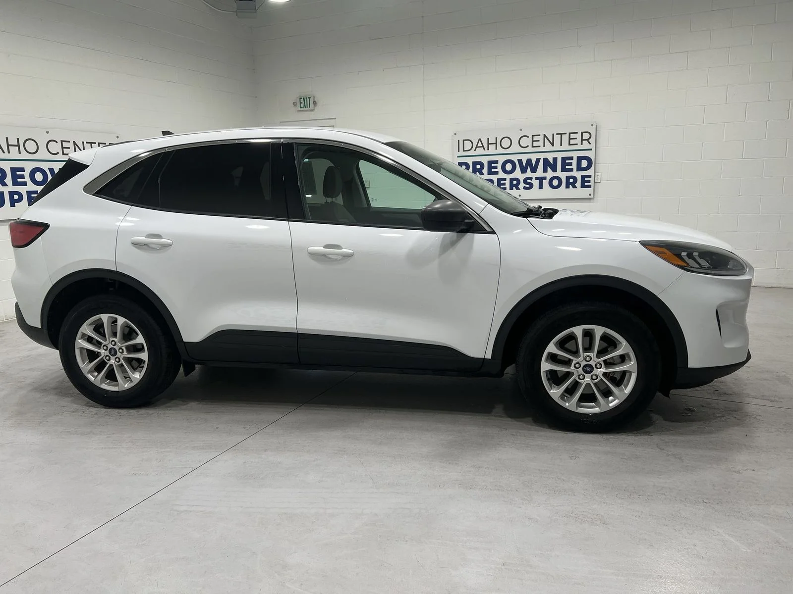 Used 2022 White Ford SE image 9