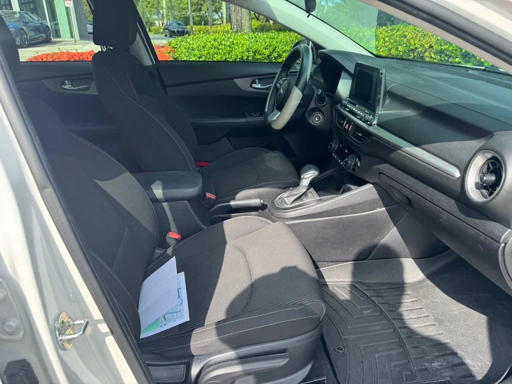 Used 2019 White Kia LXS image 4
