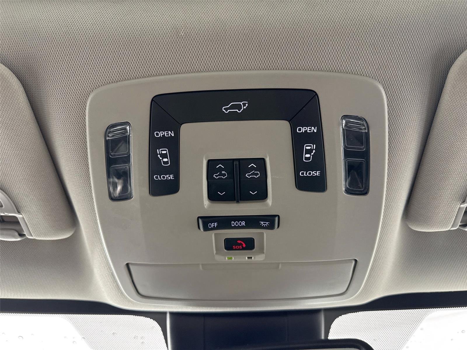 Used 2025 Wind Chill Pearl Toyota XLE 8-Passenger image 24