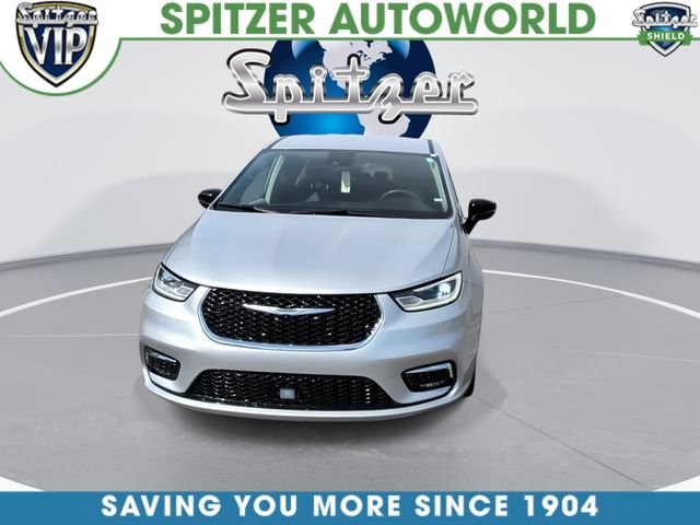Used 2024 Silver Chrysler Touring L image 3