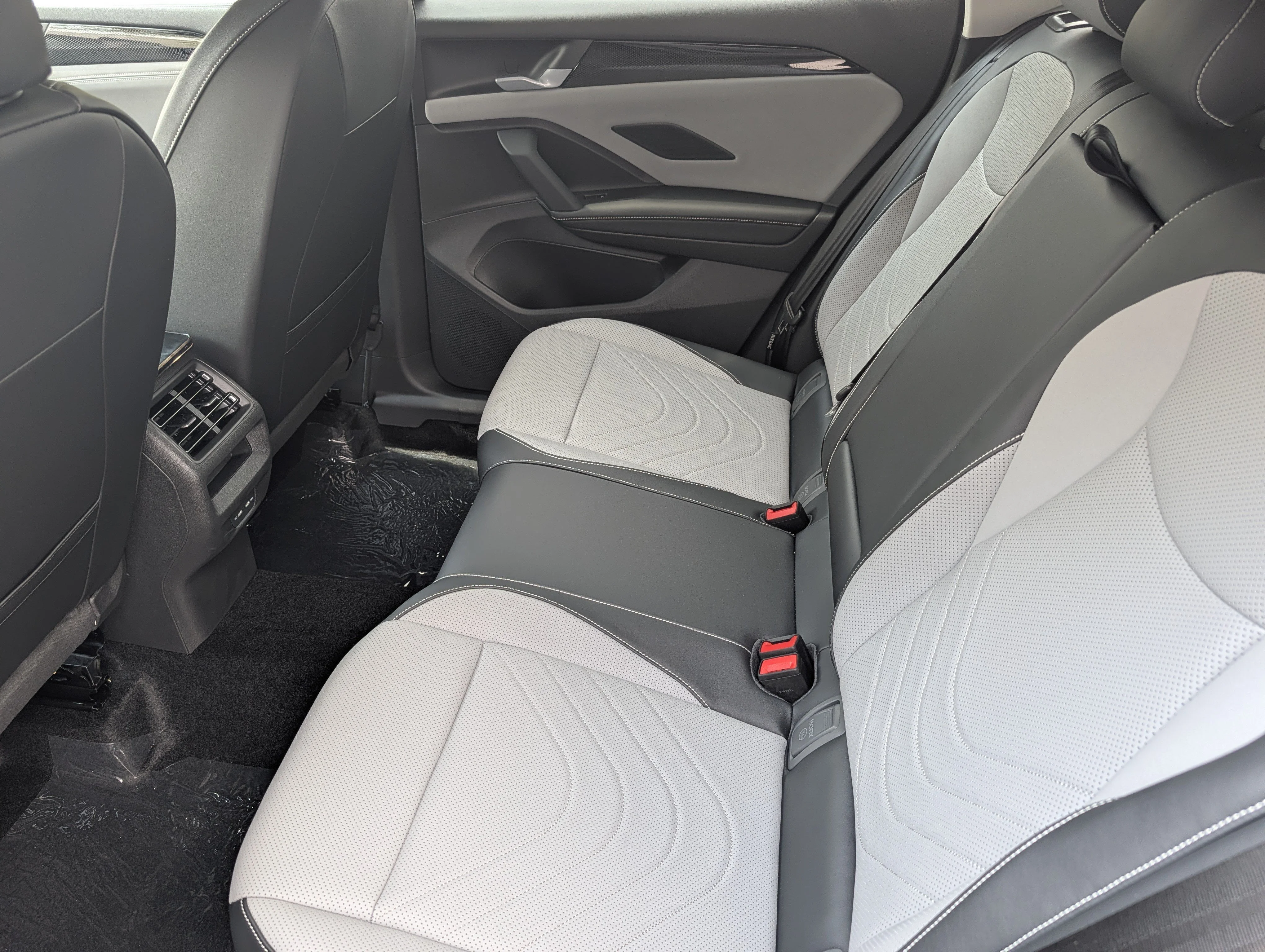 New 2026 Platinum Gray Metallic Volkswagen SE image 8