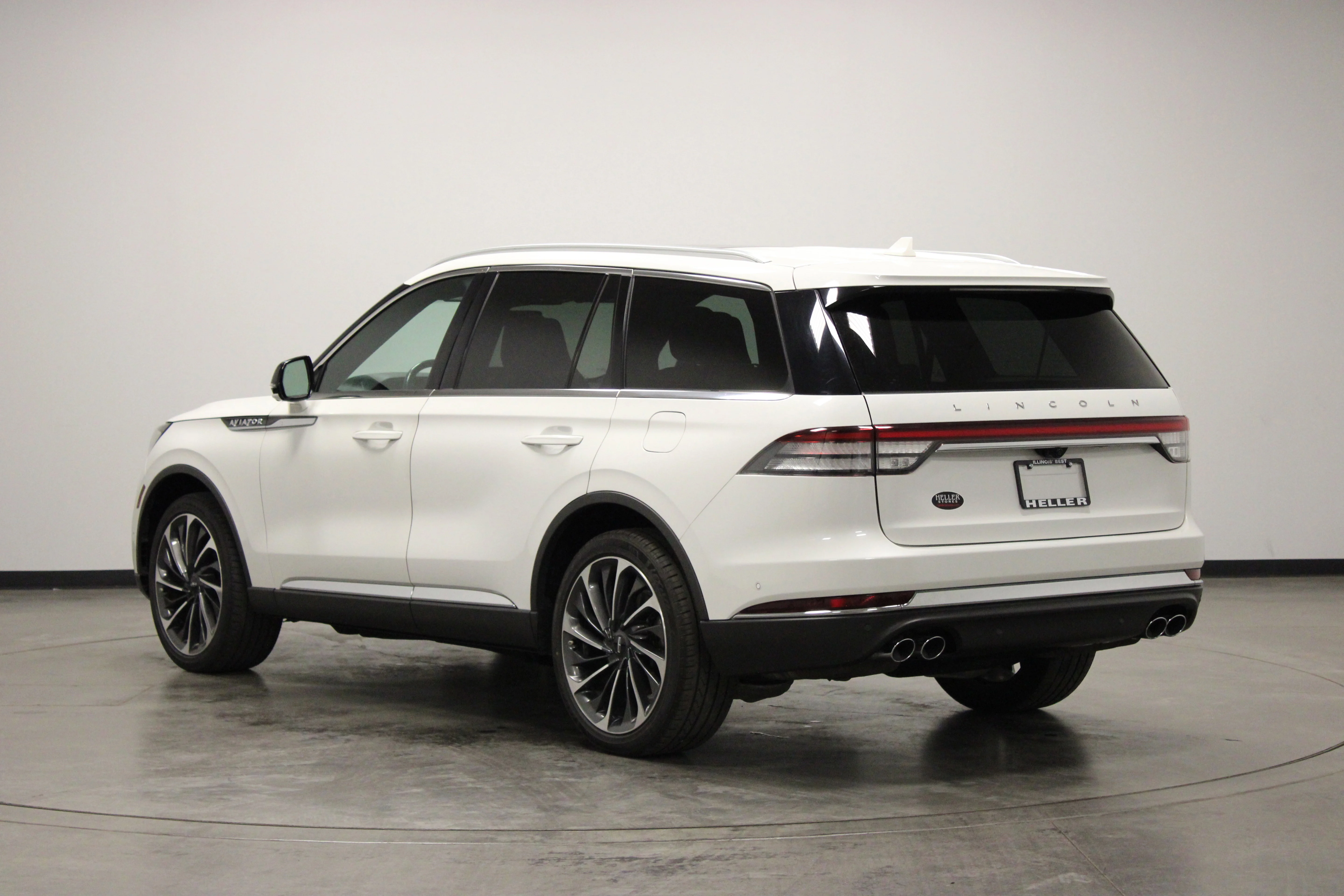Used 2022 White Metallic Lincoln Reserve image 6