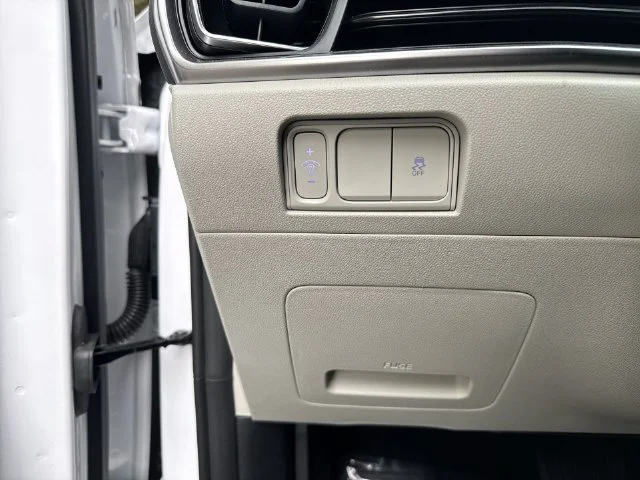 Used 2025 White Kia S image 27