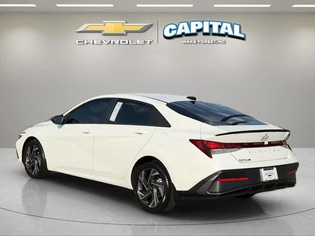 Used 2025 White Hyundai SEL Sport image 3