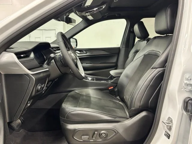 Used 2025 White Jeep Altitude X image 17