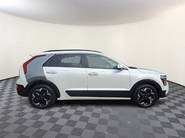 Used 2023 White Kia Wave image 9
