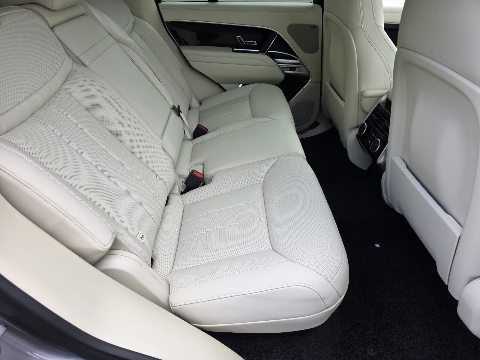 New 2027 Eiger Grey Land Rover P400 SE image 5