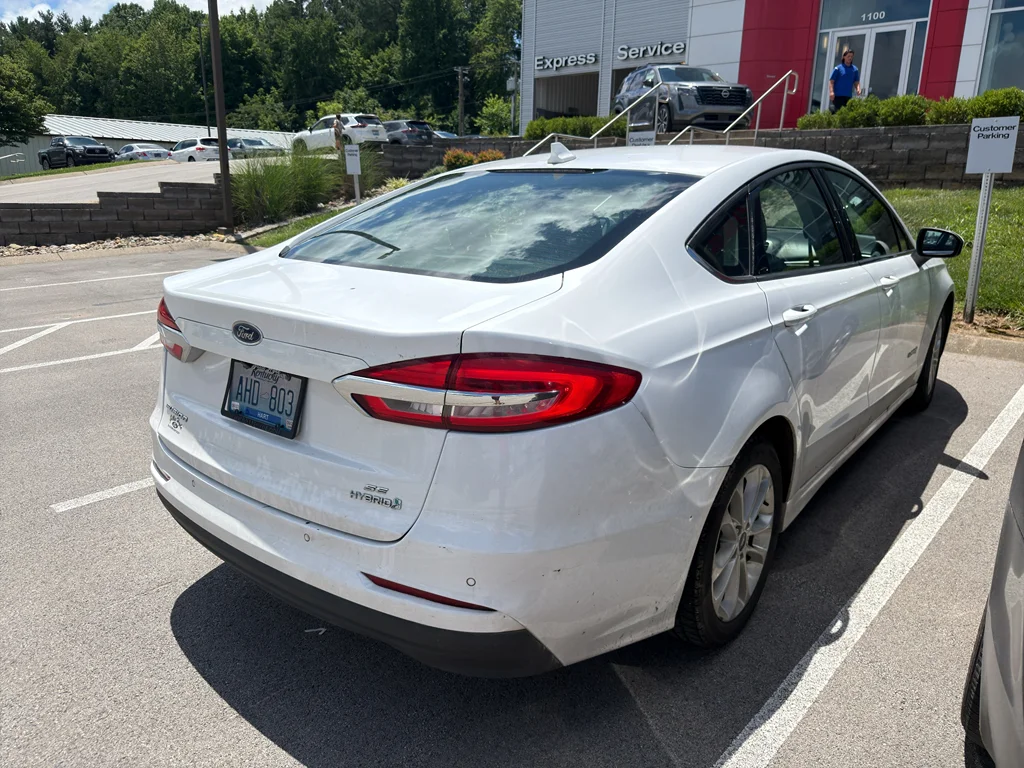 Used 2019 Oxford White Ford SE image 4