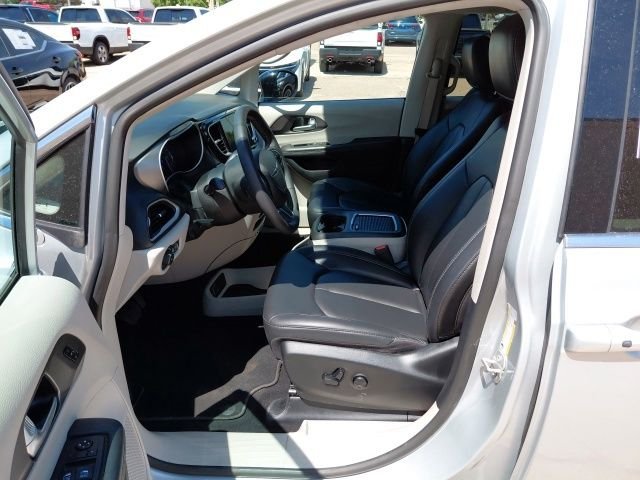 Used 2024 Silver Chrysler Touring L image 22