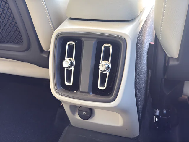Used 2021 Blue Volvo Momentum image 19