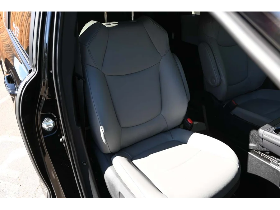 2025 Toyota Sienna XLE - Photo 16