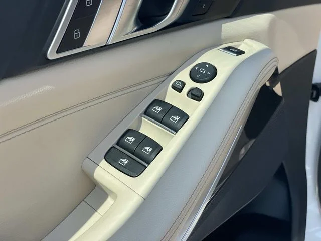Used 2022 White BMW sDrive40i image 18