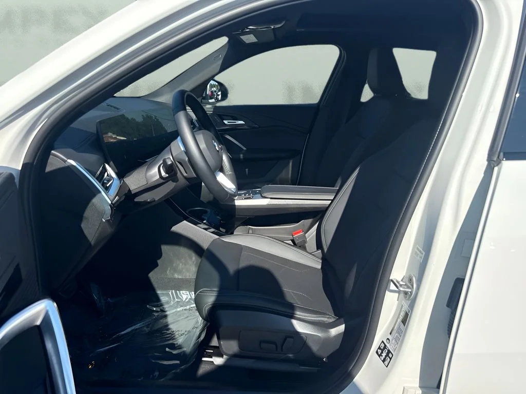 Used 2026 White BMW xDrive28i image 9