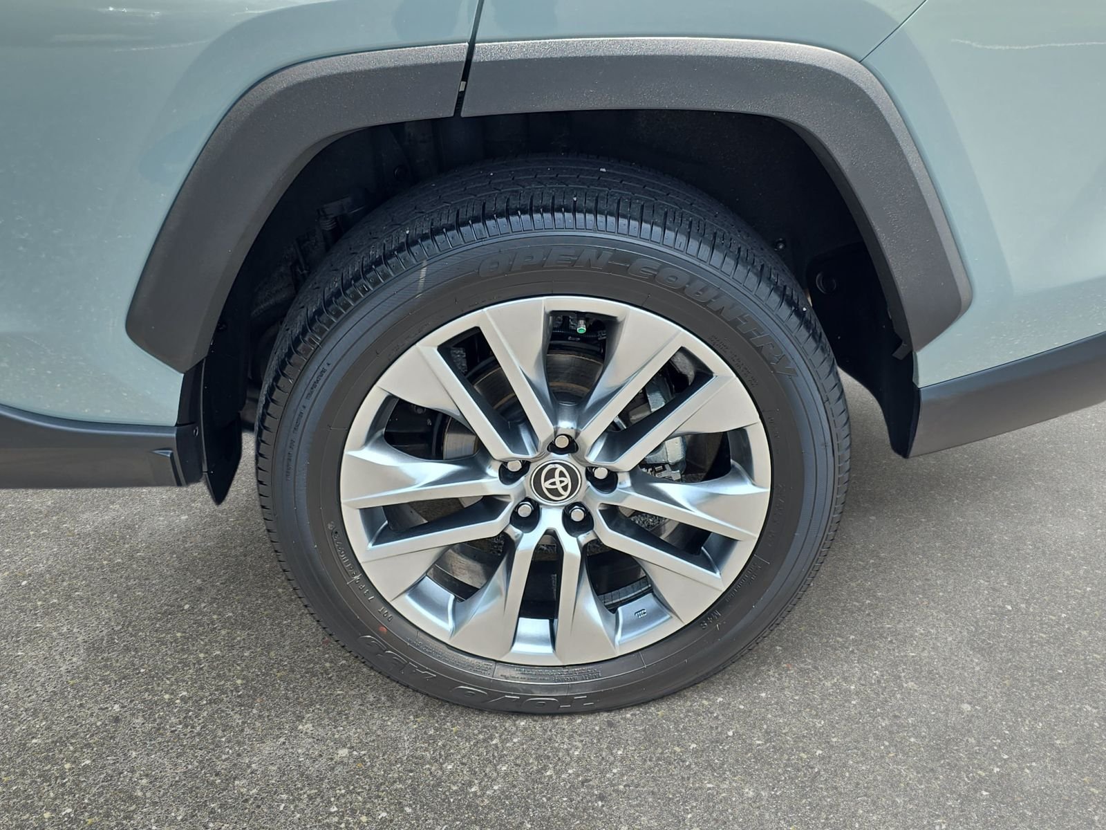 Used 2023  Toyota XLE Premium image 33