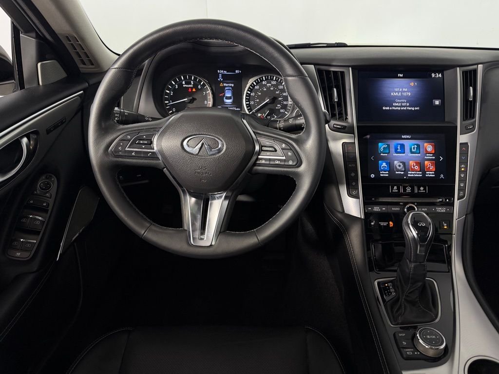 Used 2023 White INFINITI LUXE image 12