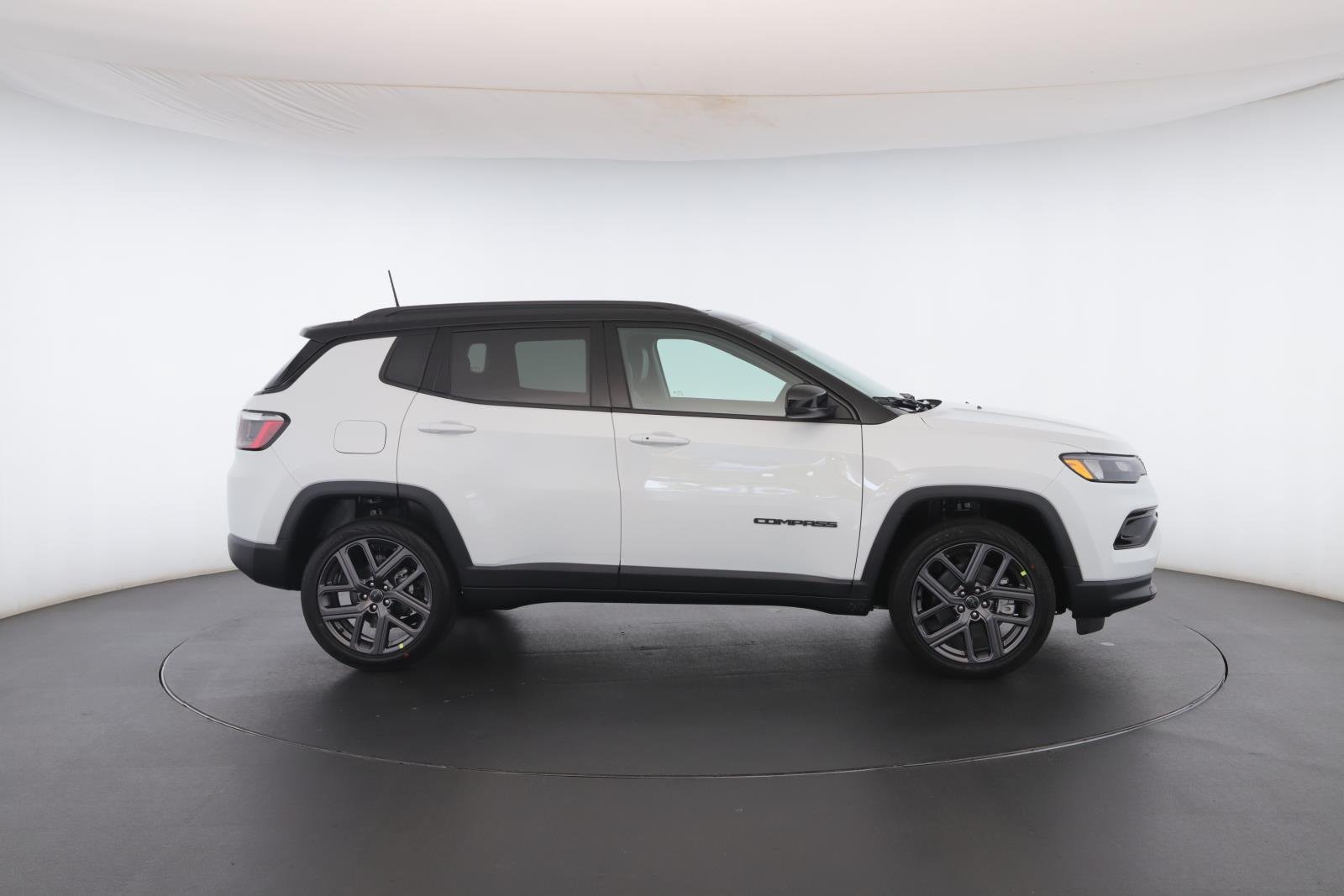 New 2026 Bright White Clear-Coat Exterior Paint Jeep Limited Altitude 4x4 image 30