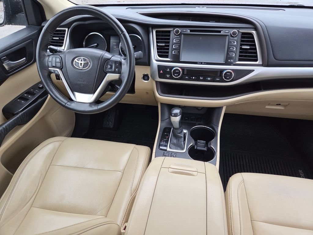 Used 2015 Ooh La La Rouge Mica Toyota XLE V6 image 32
