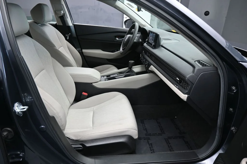 Used 2025 Gray Honda SE image 40