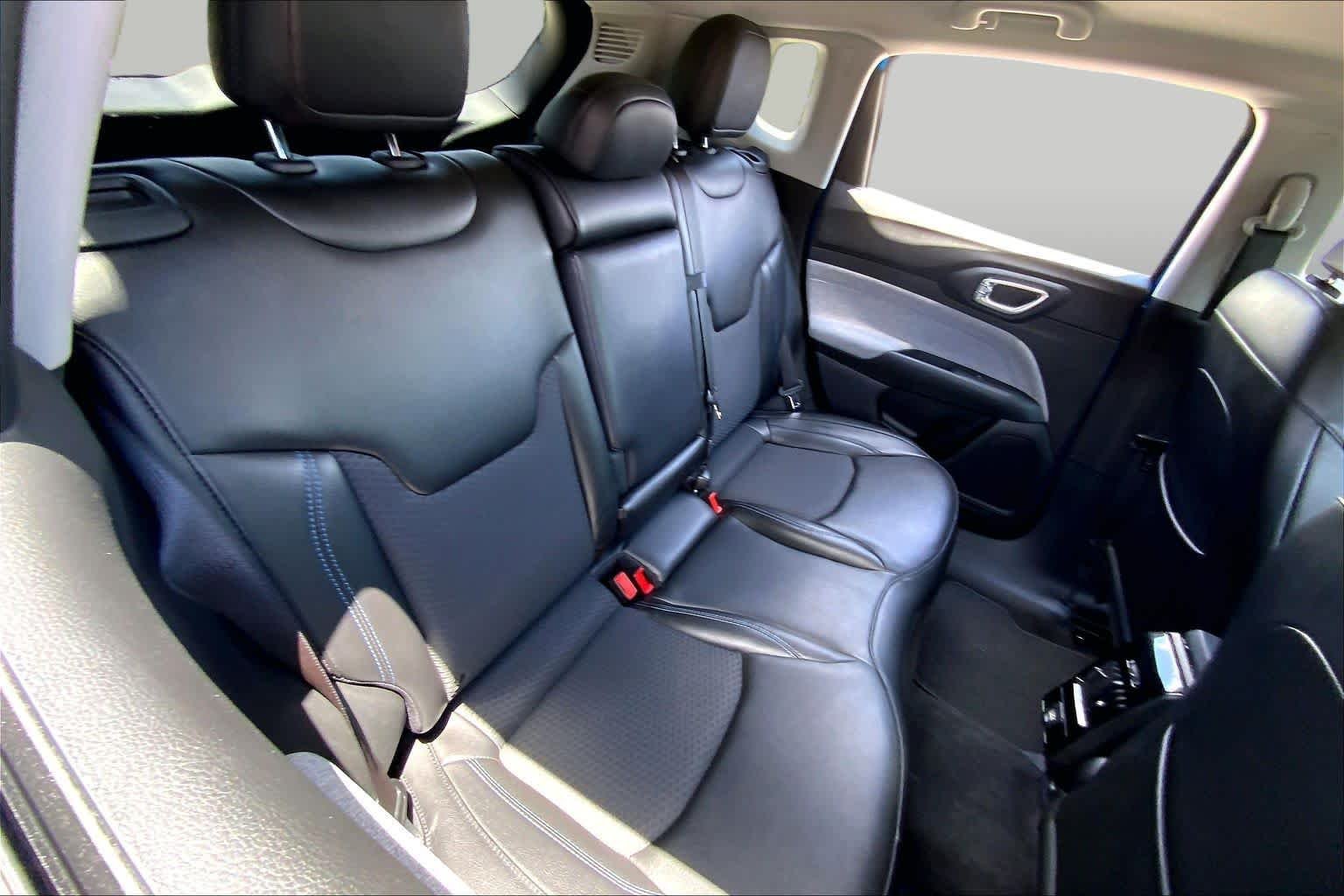 Used 2022 Laser Blue Pearlcoat Jeep Latitude image 19