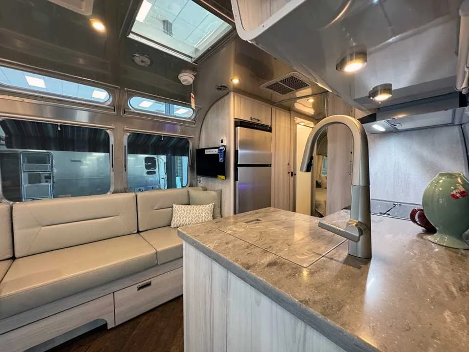 New 2027 SILVER AIRSTREAM  image 18