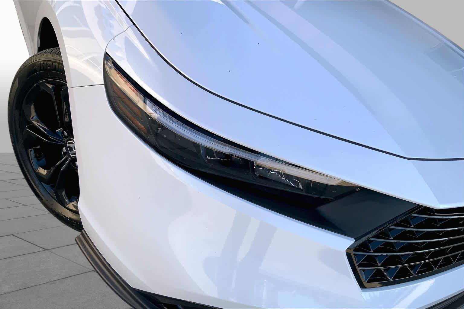 Used 2025 Platinum White Pearl Honda SE image 27