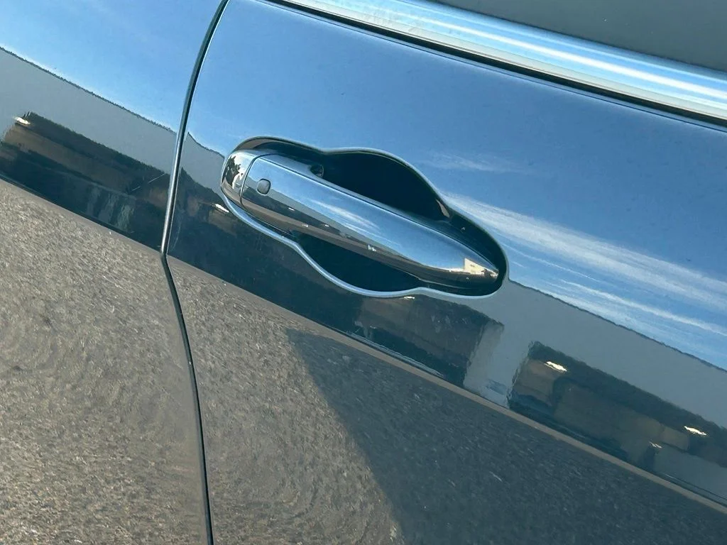 Used 2015 Brilliant Black Crystal Pearlcoat Jeep Latitude image 19