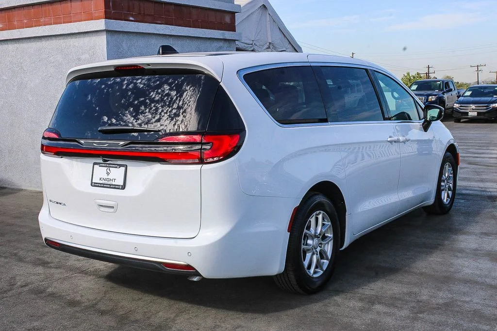 New 2027 White/off-white Chrysler Select image 9