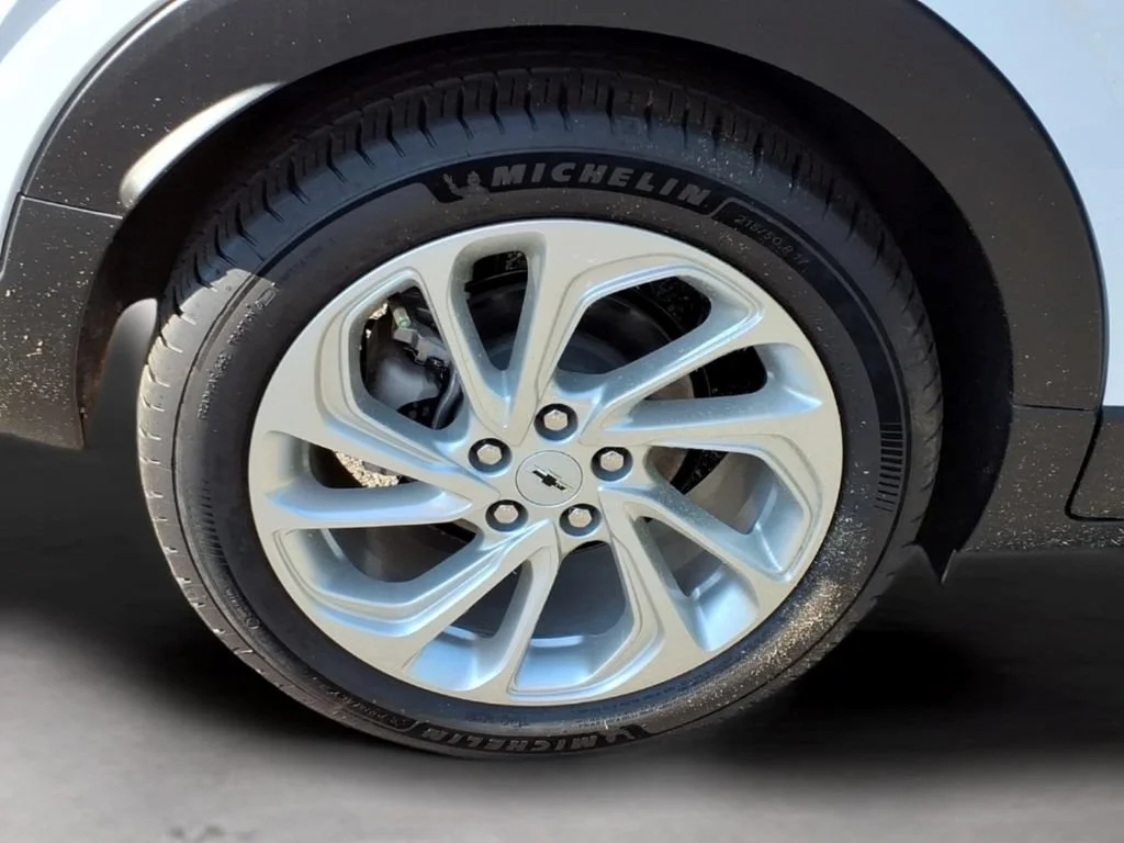 New 2027 Summit White Chevrolet LT image 33