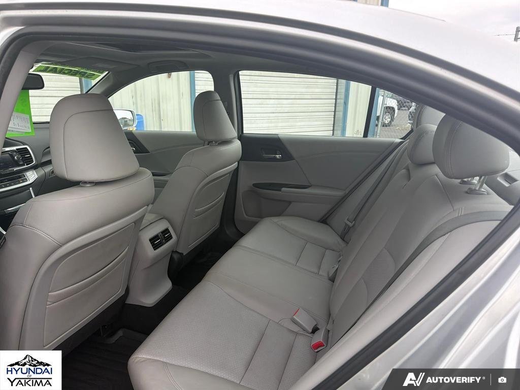 Used 2014 Alabaster Silver Metallic Honda EX-L image 23