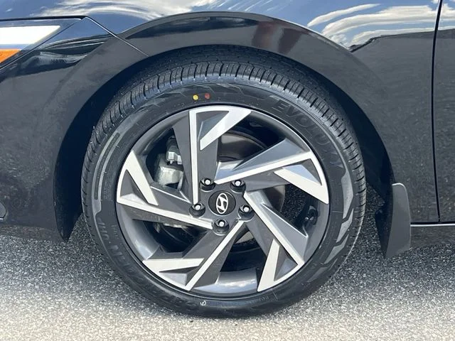 Used 2025 Black Hyundai SEL Sport image 40