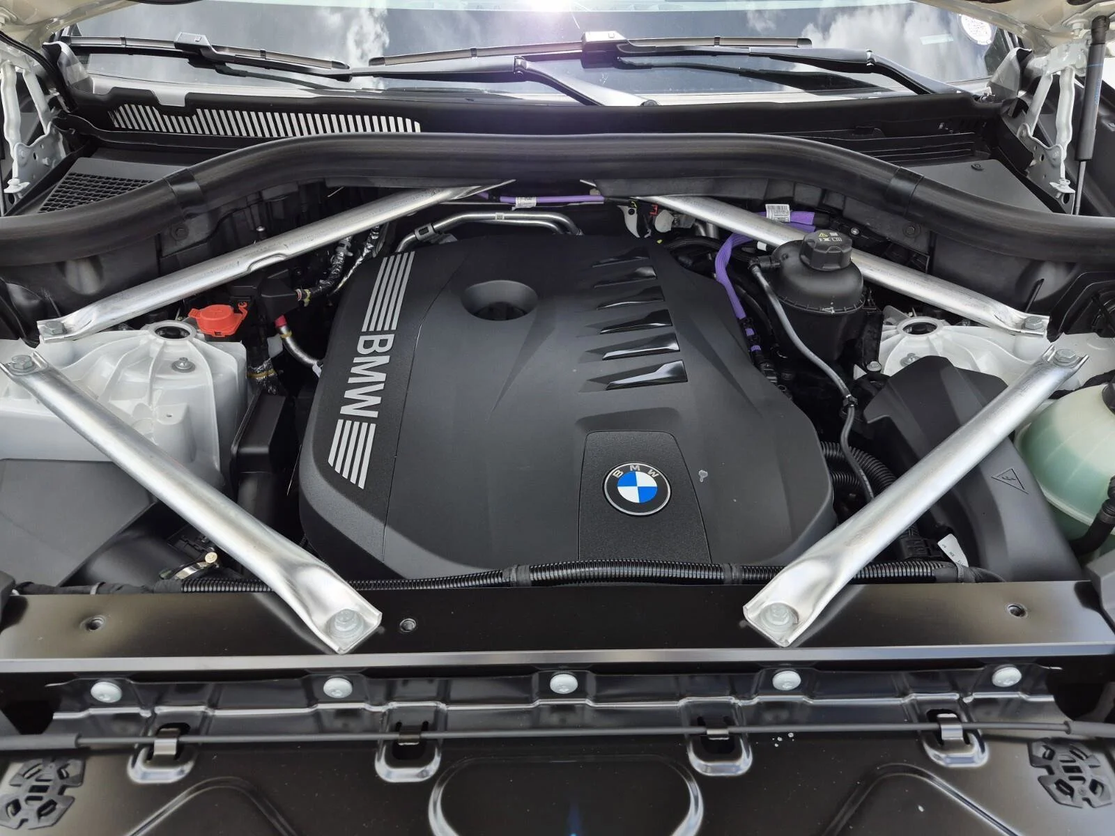 New 2026 Mineral White Metallic BMW xDrive40i image 9