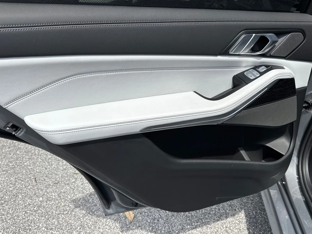 Used 2023 Gray BMW xDrive40i image 24