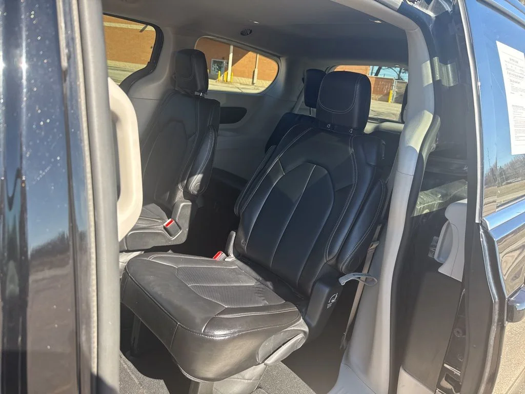 Used 2024 Diamond Black Chrysler Touring L image 39