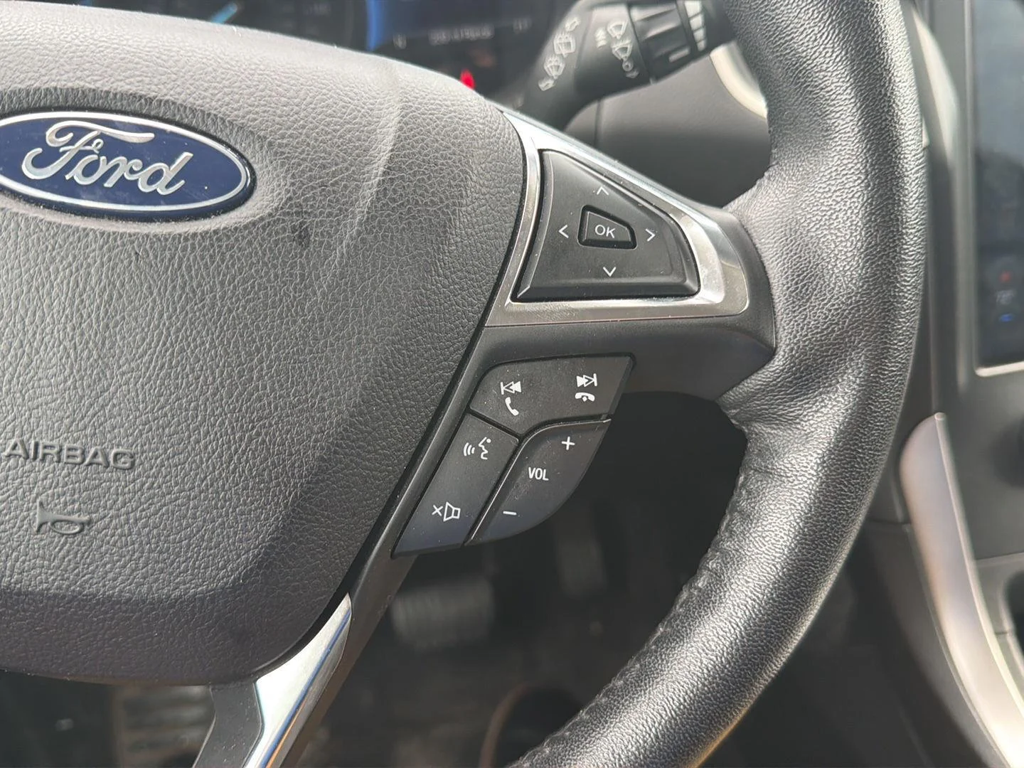 Used 2022 Oxford White Ford SEL image 15