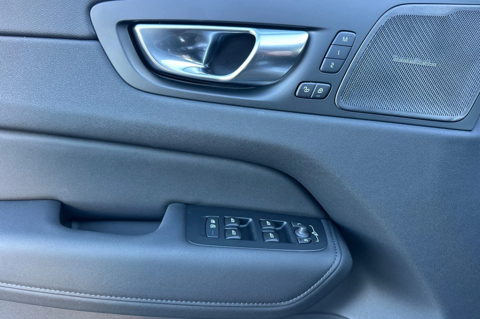 2026 Volvo XC60 Plus - Photo 10