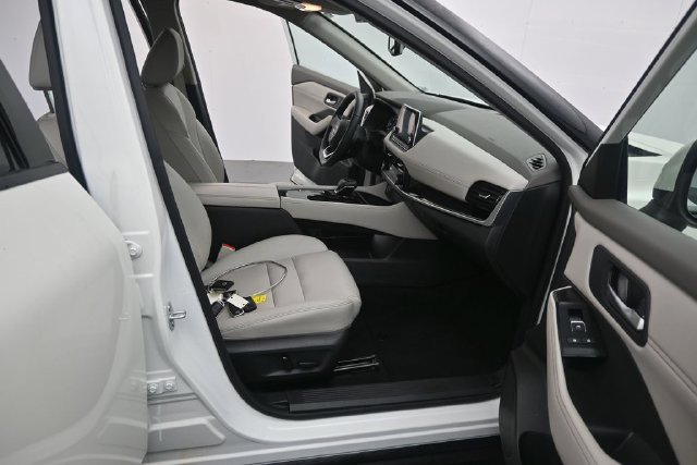 Used 2023 White Nissan SL image 17