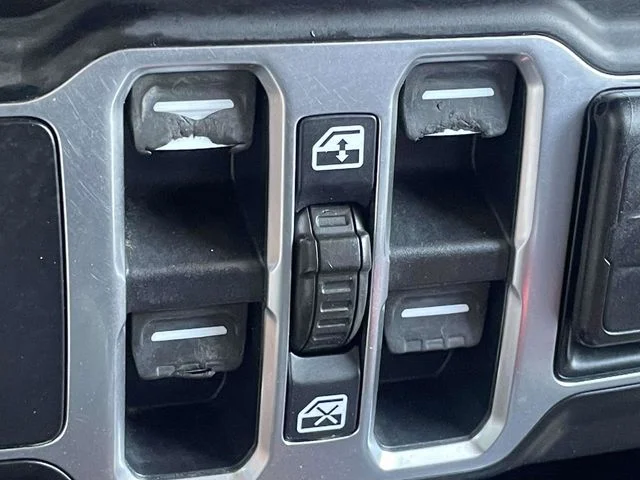 Used 2020 Granite Crystal Clearcoat Metallic Jeep Rubicon image 19
