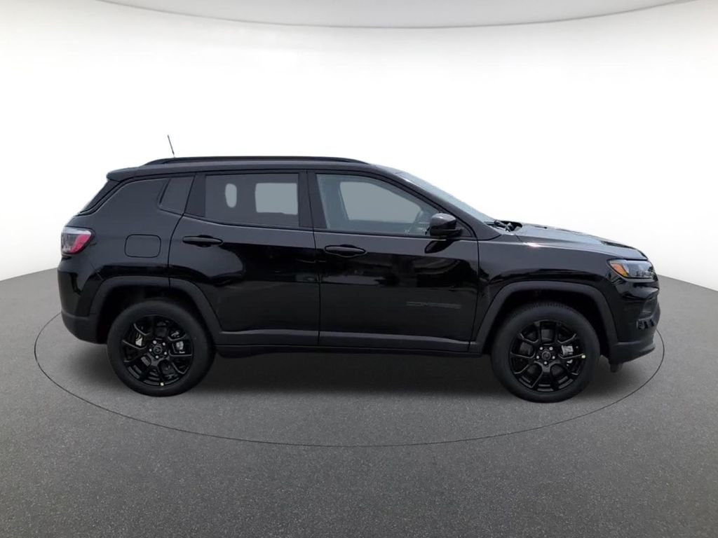 New 2026 Diamond Black Crystal Pearl-Coat Exterior Paint Jeep Latitude image 3