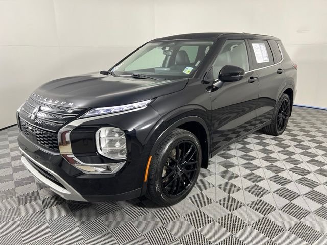 Used 2022 Black Mitsubishi SE image 3