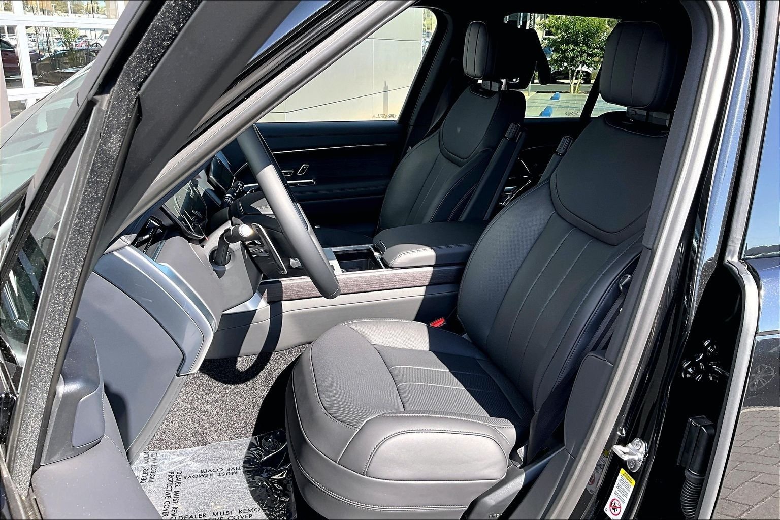 New 2026 Santorini Black Land Rover SE image 9