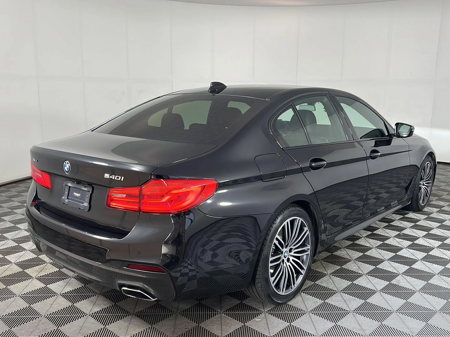 Used 2019 Black Sapphire Metallic BMW 540i xDrive image 5