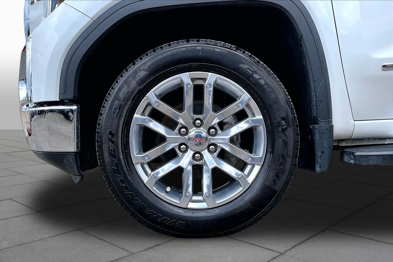 Used 2021 White Frost Tricoat GMC SLT image 12