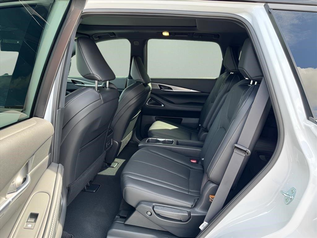 New 2027 2T RAD WHT INFINITI Sport AWD image 13