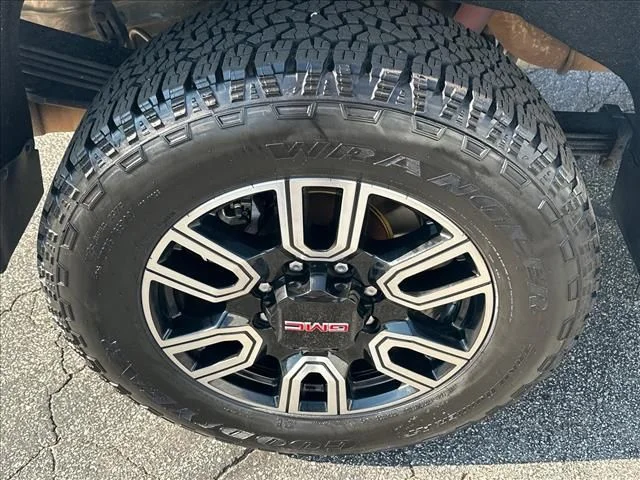 Used 2022 White GMC AT4 image 34