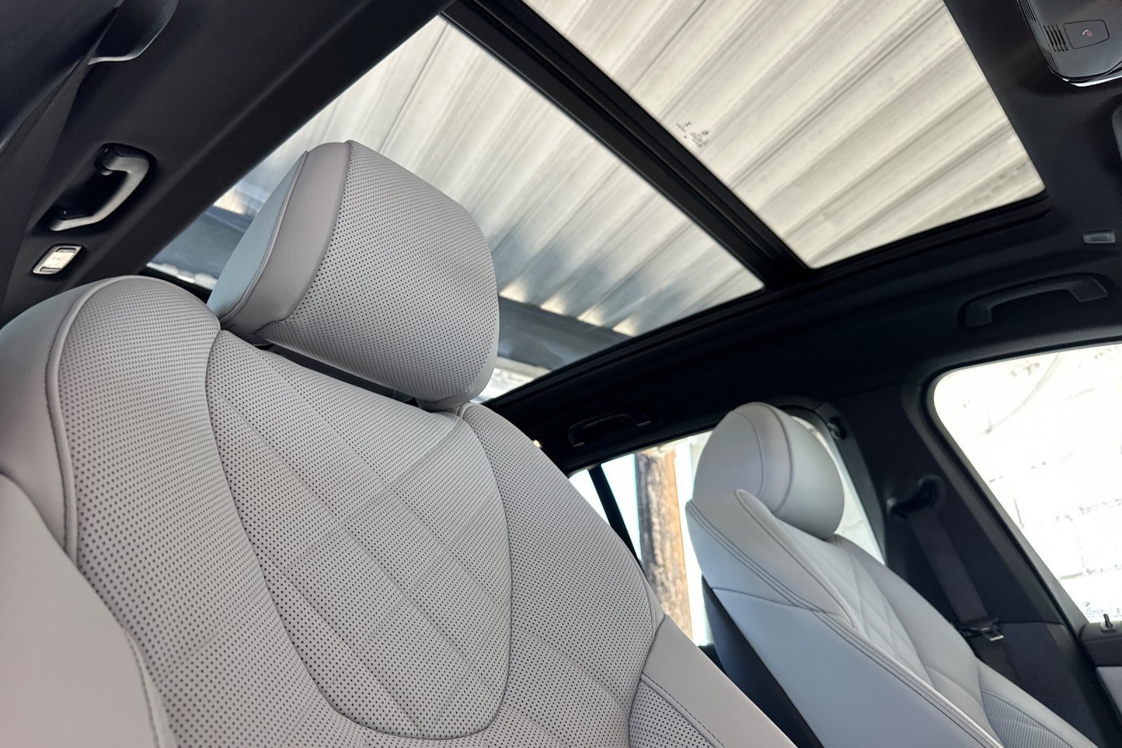 Used 2024 Alpine White BMW sDrive40i image 16