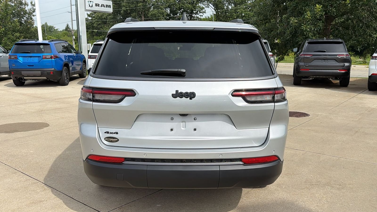 New 2026 Silver Zynith Exterior Paint Jeep Altitude image 8