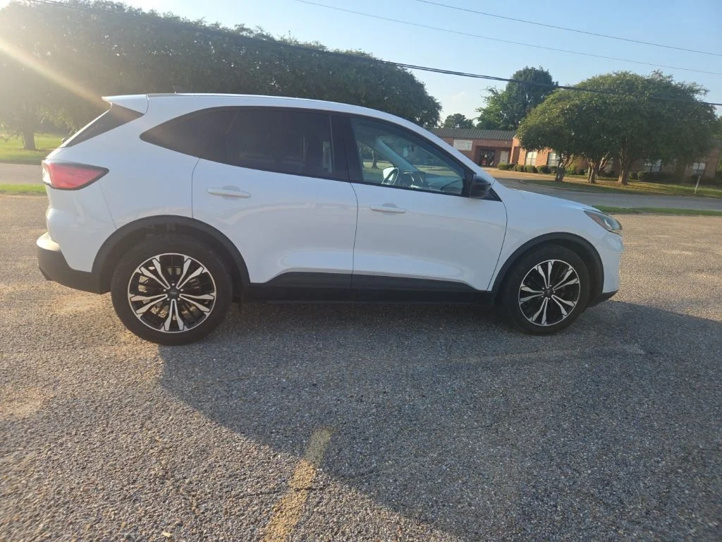 Used 2021 White Ford SE image 14